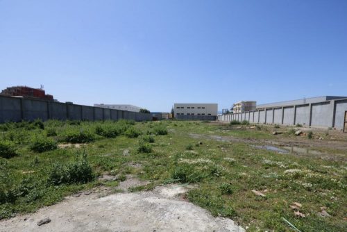 Agence loue à la zone industrielle de Baba Ali un terrain de 5800 M² entièrement clôturé Agence loue à la zone industrielle de Baba Ali un terrain de 5800 M² entièrement clôturé