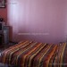 chambre avec un lit double tv avec parabole, une armoire